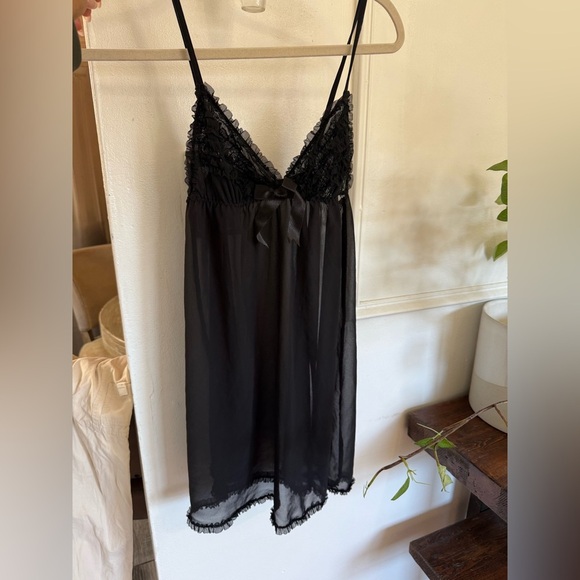 Elegant Black Lace Chemise - Picture 1 of 3